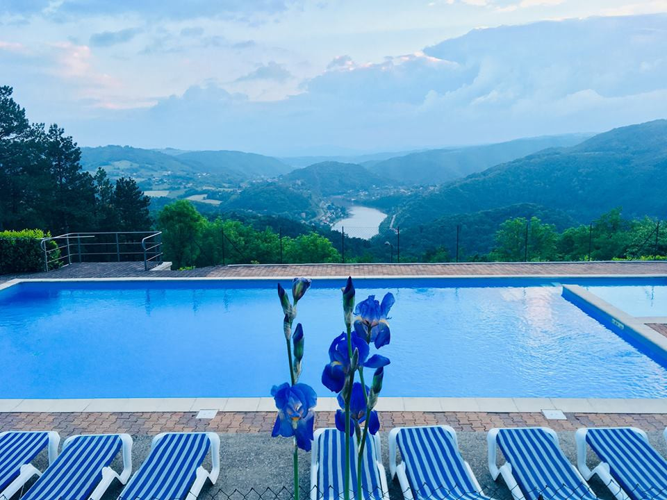 Vue de la piscine sur les Gorges de la Loire